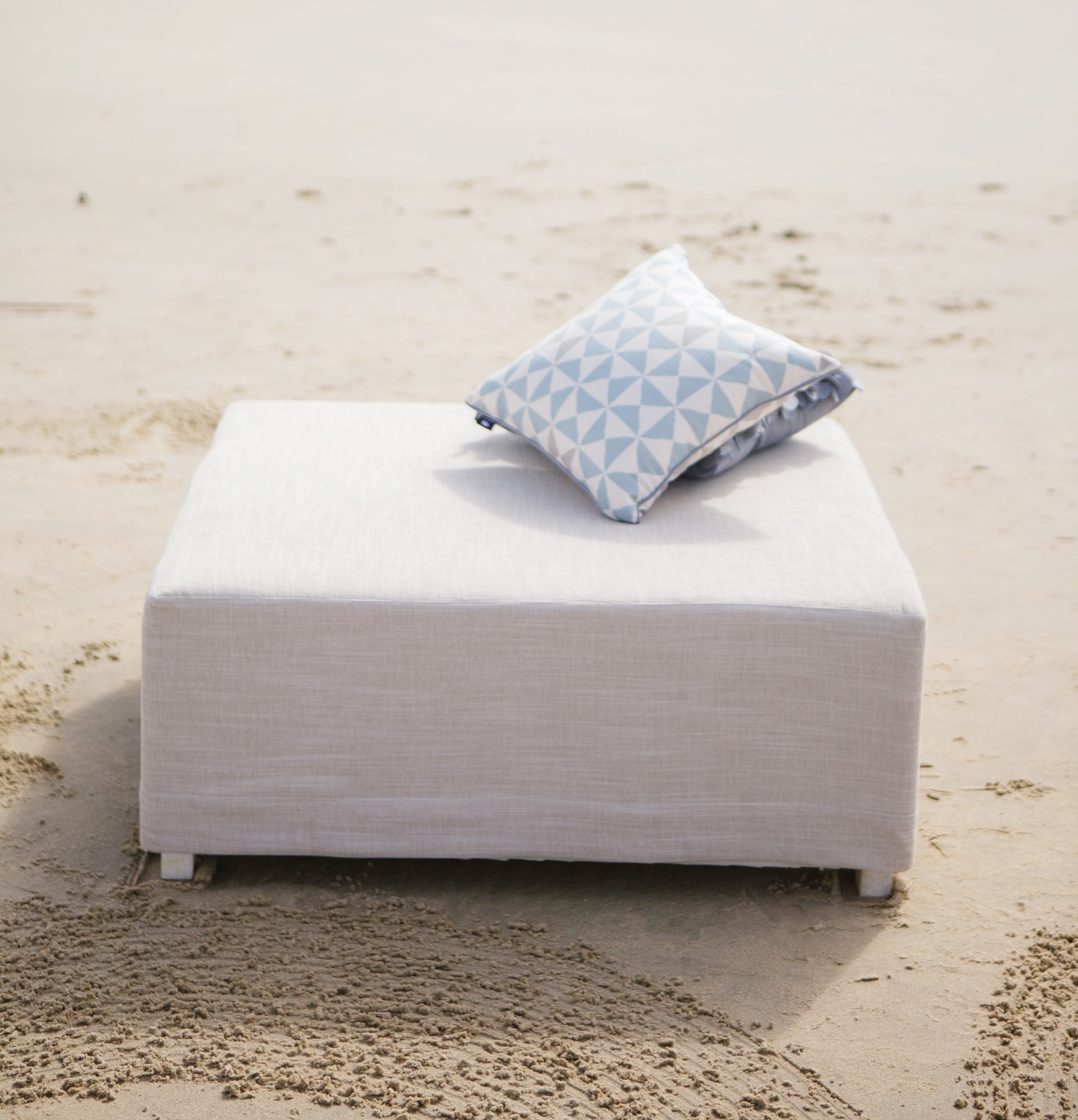 20220113__square-linen-ottomans
