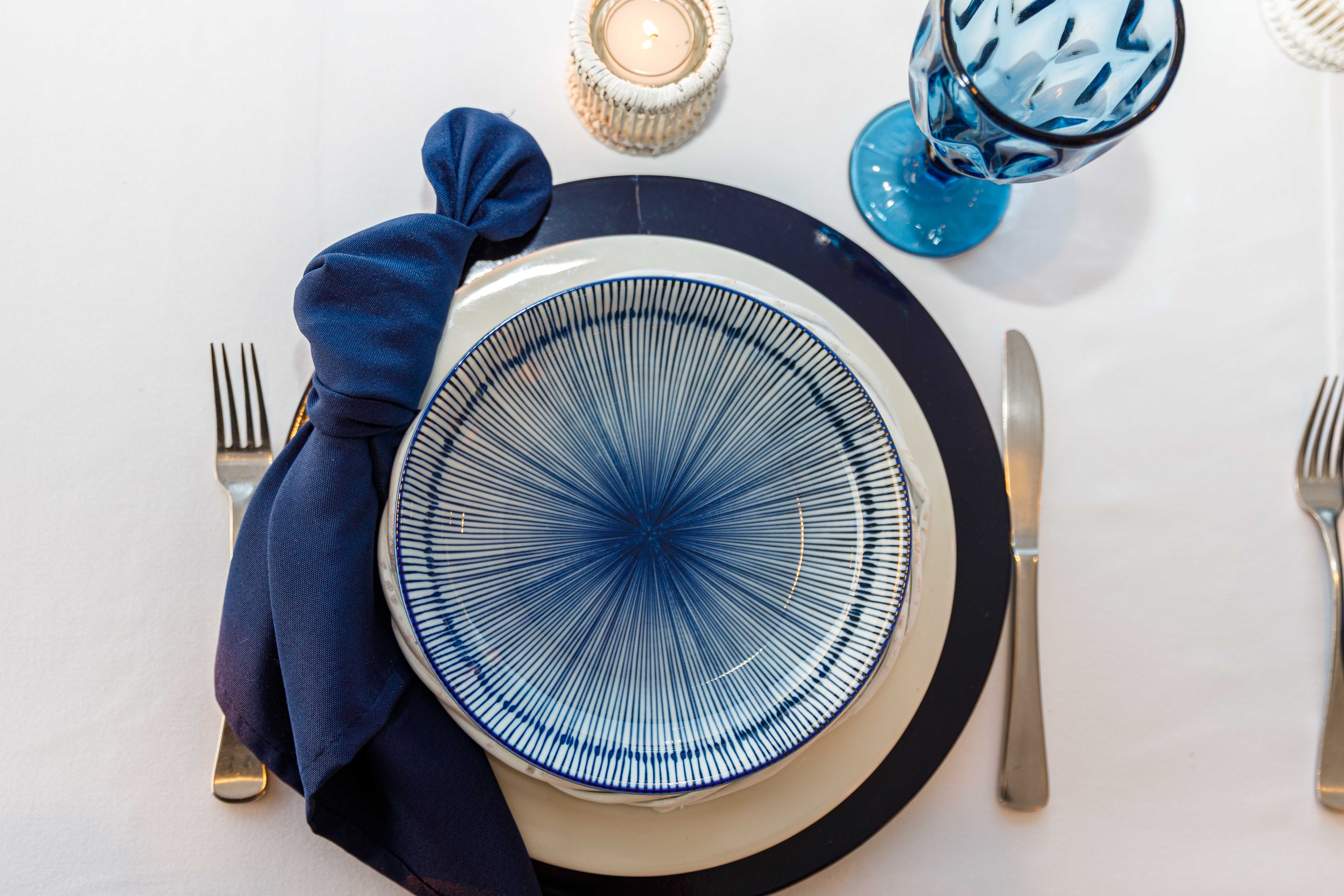 Jappa plate, navy charger and navy napkin