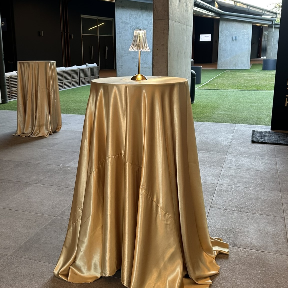 champange tablecloths and lamp