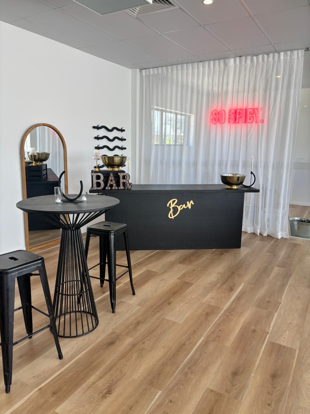 Black service bar