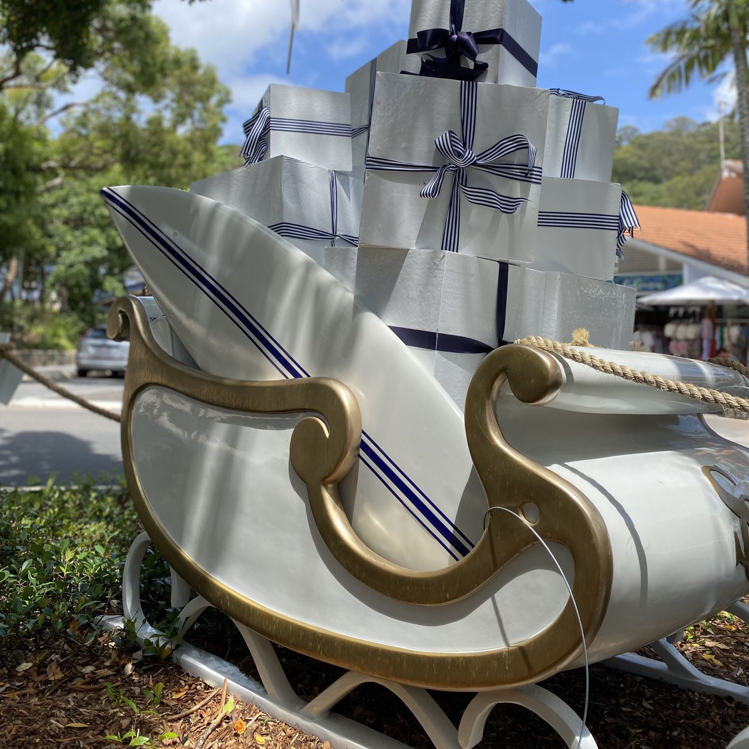Hire White and gold sleigh 